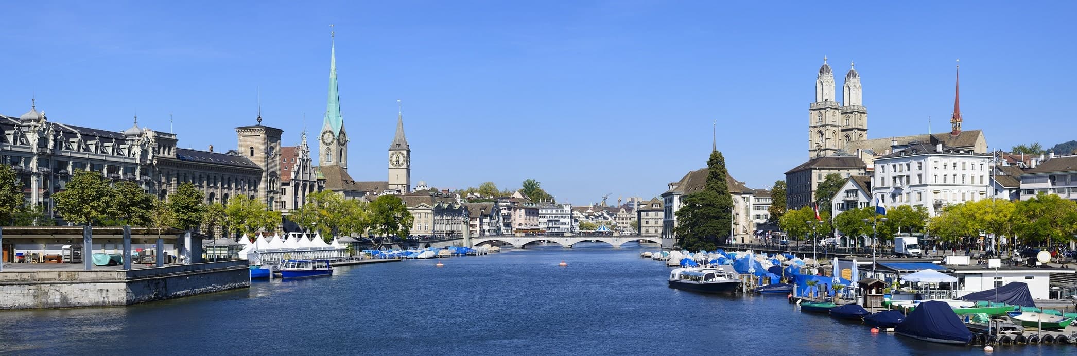 Panoramablick auf die Zürcher Altstadt entlang der Limmat